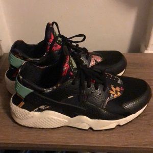 Nike Women’s Huaraches